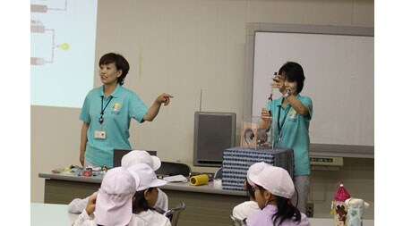 Hands-on class for elementary school students - Demonstration scene using home appliance models