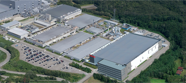 Artist’s impression of the new 300-milimeter wafer fabrication facility, Kaga Toshiba Electronics (the building on the right)