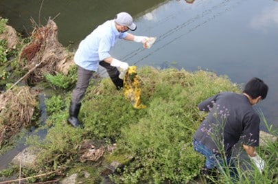 これは従業員による北鼻川の河川清掃　画像2です。