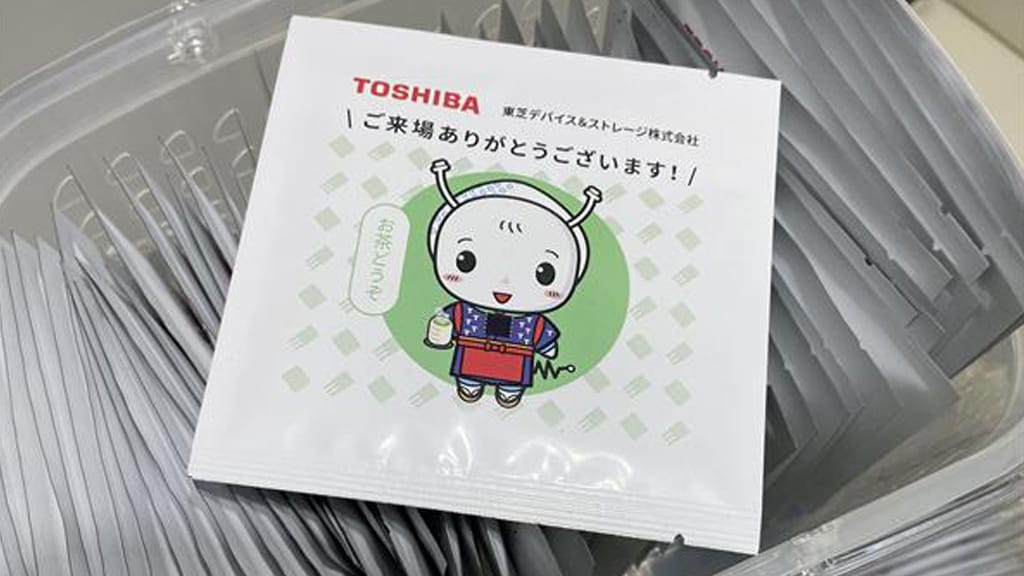 これは今回の展示会で来場者にお渡しした緑茶のノベルティの写真です。