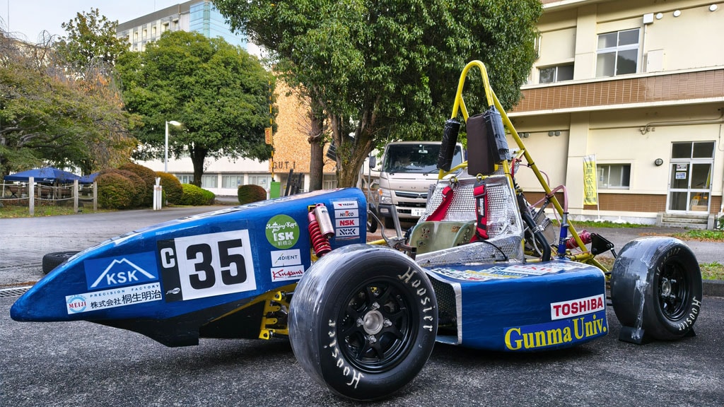 これは群馬大学学生フォーミュラチーム (GUFT) が作成したフォーミュラカーの写真です。
