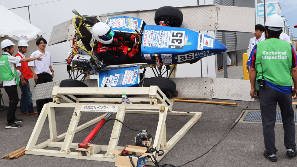 これは群馬大学学生フォーミュラチーム (GUFT) が車検審査を受けている写真です。