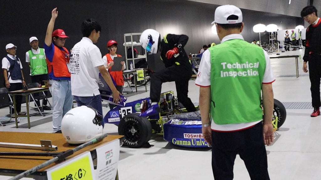 これは群馬大学学生フォーミュラチーム (GUFT) が車検審査を受けている写真です。