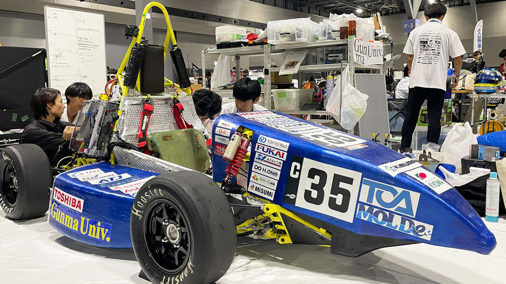 これは群馬大学学生フォーミュラチーム (GUFT) がフォーミュラカーの修正をしているの写真です。