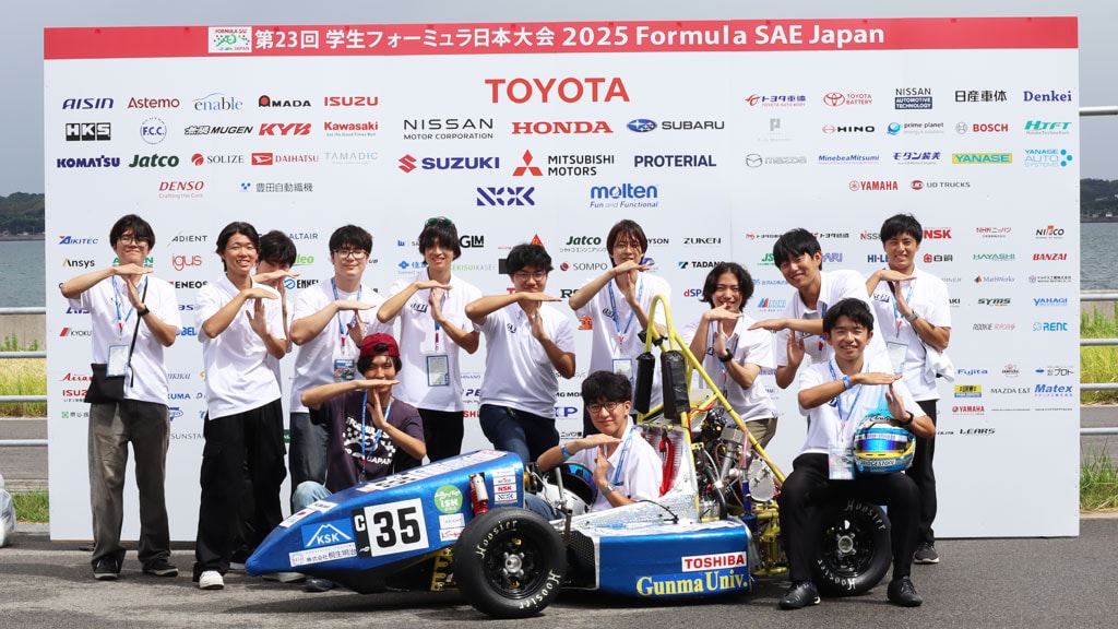 これは群馬大学学生フォーミュラチーム (GUFT) の集合写真です。