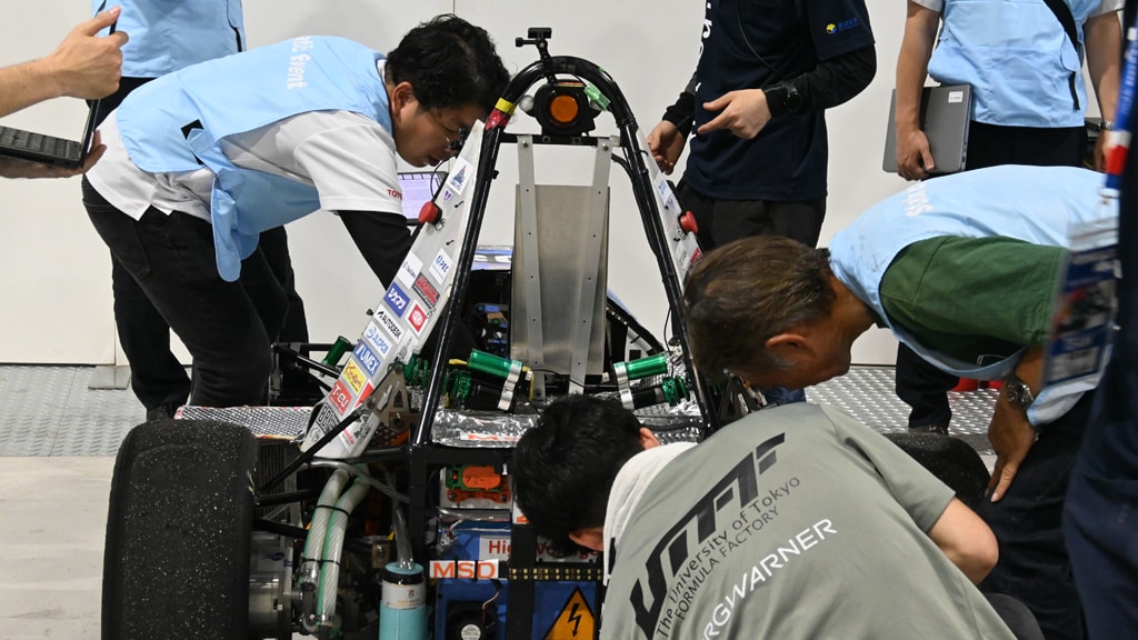 これは東京大学の学生フォーミュラチーム (UTFF) がコスト審査を受けている写真です。
