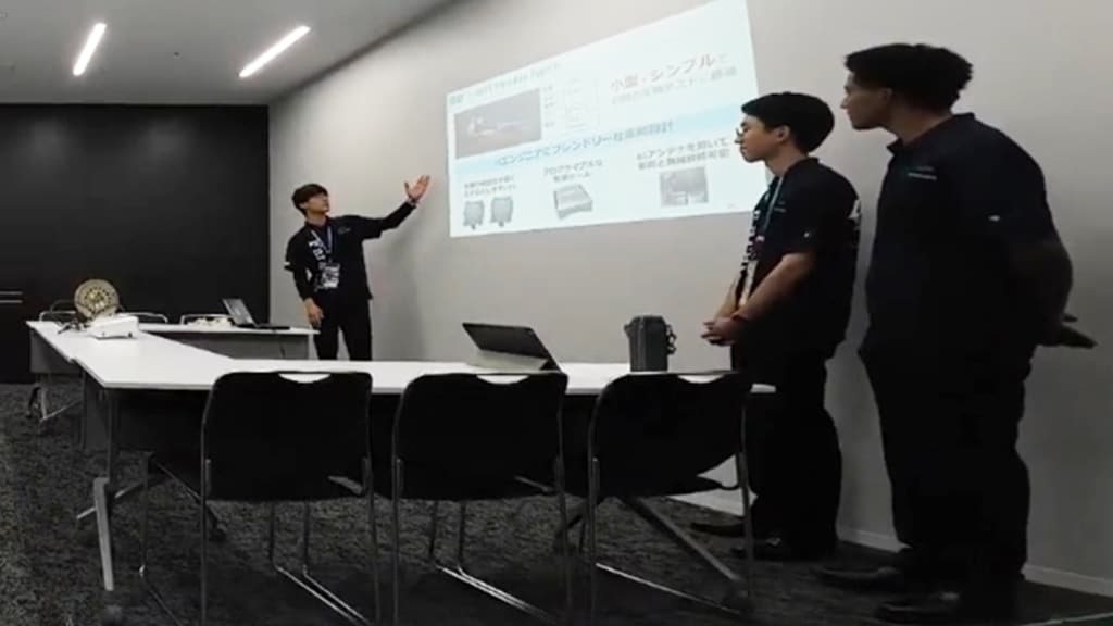 これは東京大学の学生フォーミュラチーム (UTFF) がプレゼンテーション審査を受けている写真です。