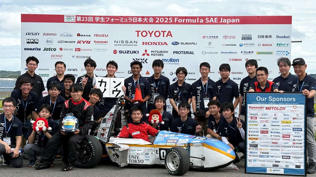 これは東京大学の学生フォーミュラチーム (UTFF) の集合写真です。