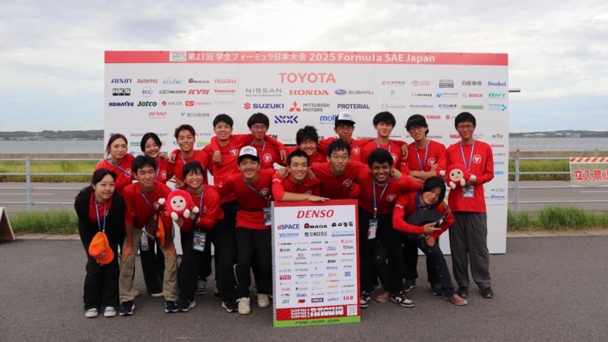 これは2025年学生フォーミュラ大会での上智大学チームの集合写真です。