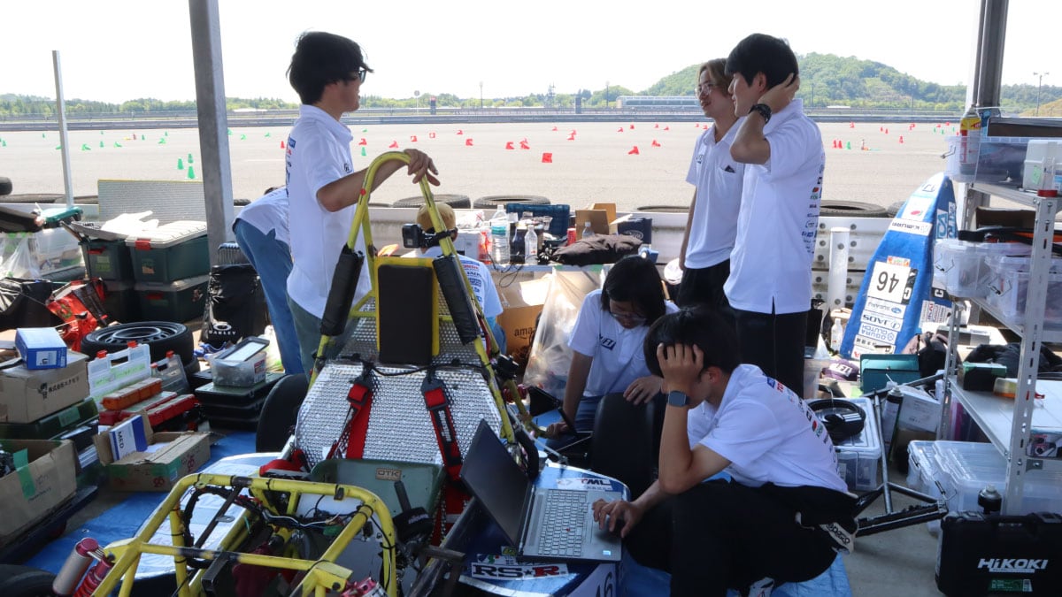 これはもてぎ試走会での群馬大学チームによるマシン修正の写真です。