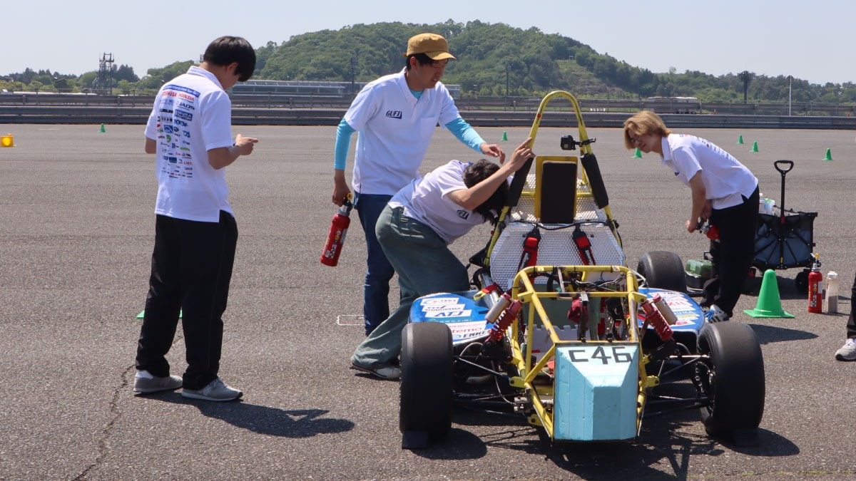 これはもてぎ試走会での群馬大学チームによるブレーキテスト通過のためのマシン修正の写真です。