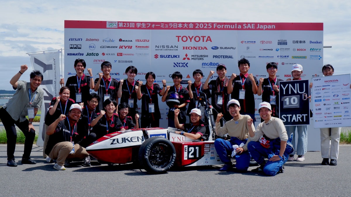 これは2025年学生フォーミュラ大会での横浜国立大学チームの集合写真です。