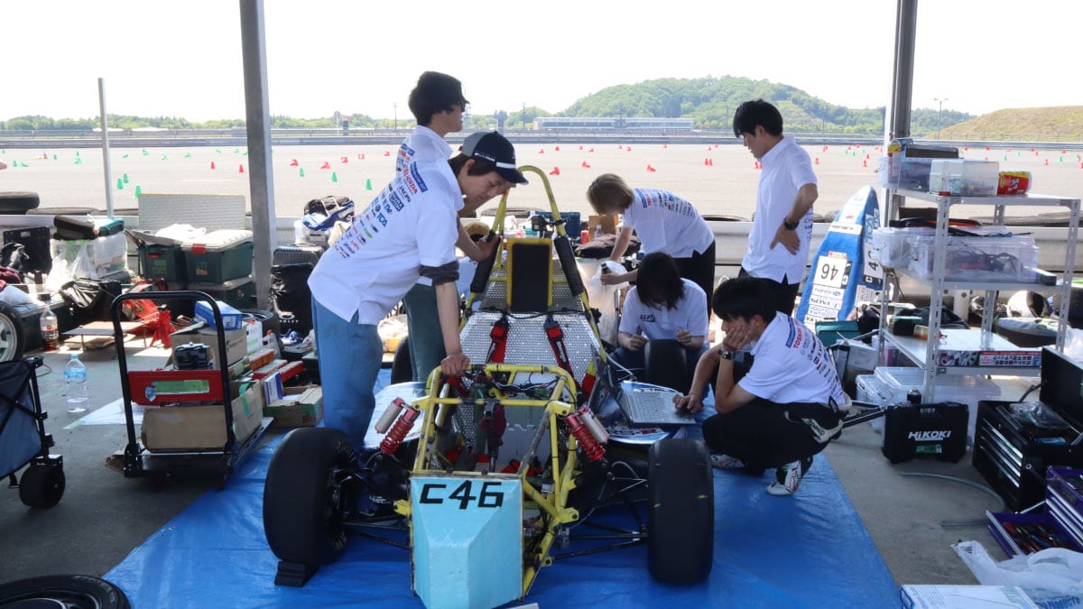 これはもてぎ試走会での群馬大学チームによるマシン修正の写真です。