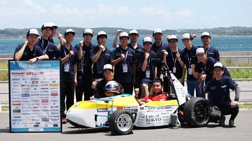 これは2026年度学生フォーミュラ日本大会で、東京大学UTFFのメンバーと学生フォーミュラEV車両の集合写真です。