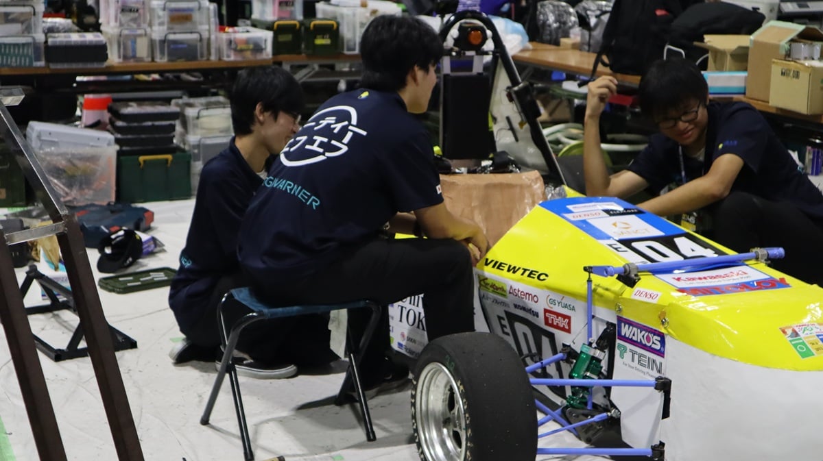 これはもてぎ試走会での群馬大学チームによるマシン修正の写真です。