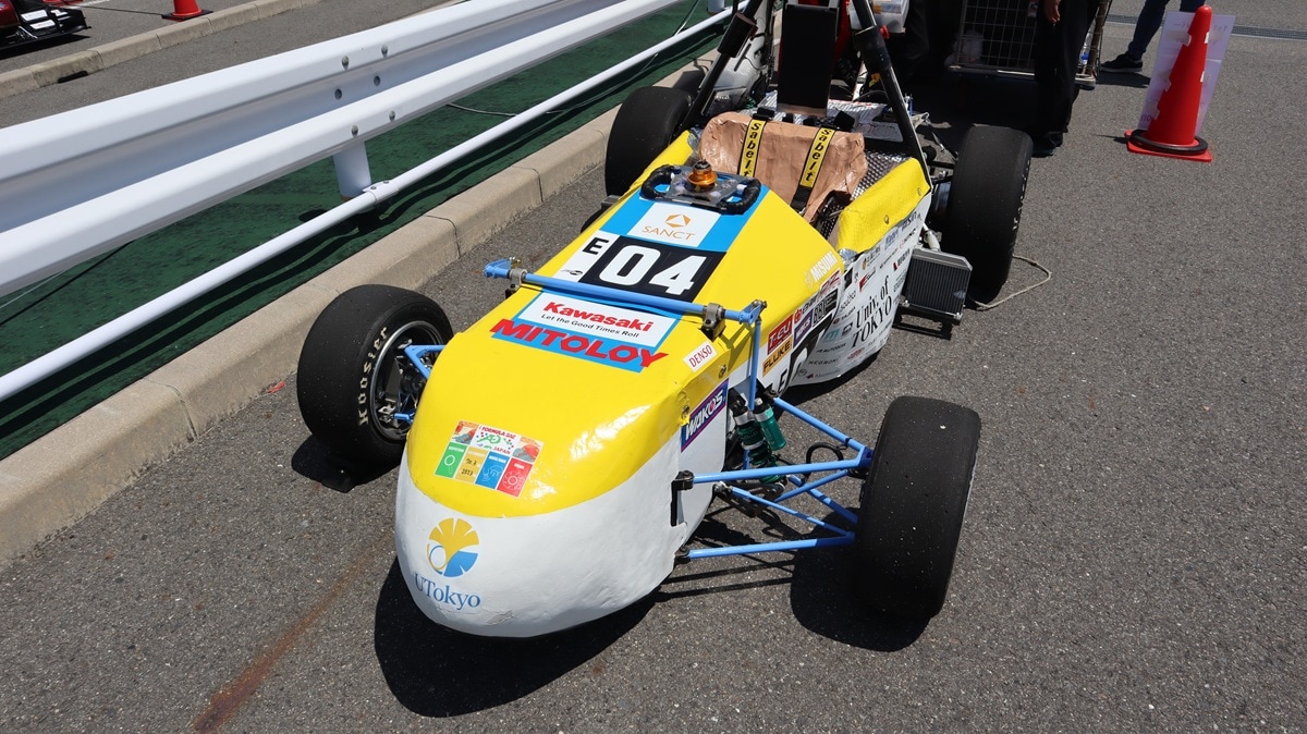 これは東京大学UTFFが開発した学生フォーミュラEV車両の写真です。