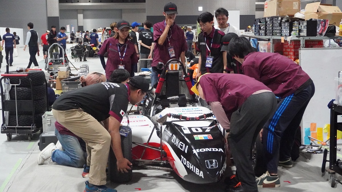これは2026年度学生フォーミュラ日本大会での横浜国立大学チームによる車体修正の写真です。