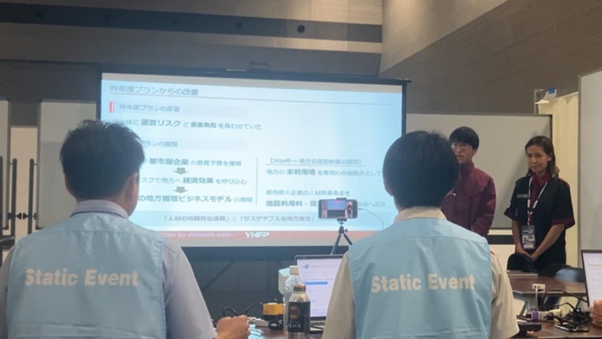 これは2026年度学生フォーミュラ日本大会での横浜国立大学チームの静的審査の写真です。