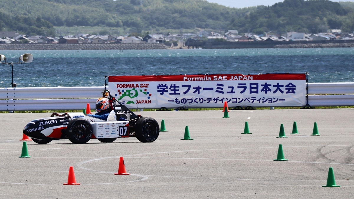 これはもてぎ試走会での群馬大学チームのスキッドパッド走行の写真です。