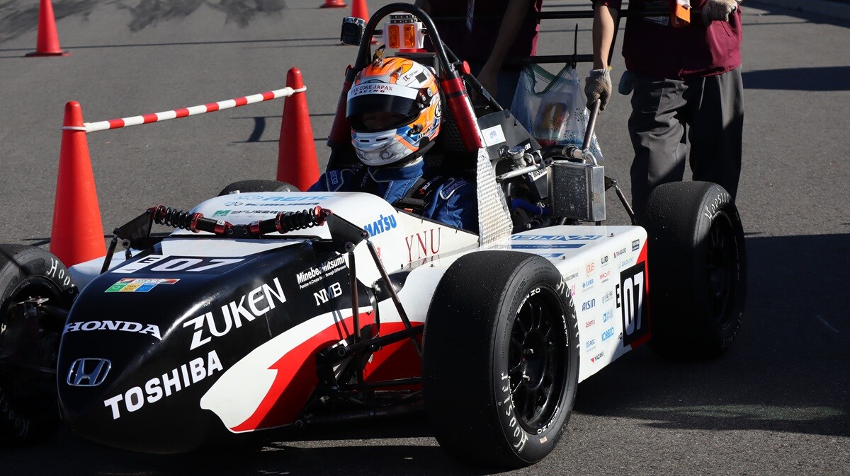これは2026年度学生フォーミュラ日本大会での横浜国立大学チームのマシンの写真です。