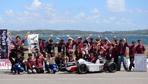 これは2026年度学生フォーミュラ日本大会での横浜国立大学チームの集合写真です。