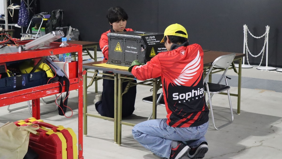 これは学英フォーミュラ2026年大会での上智大学チームによるマシン修正の写真です。
