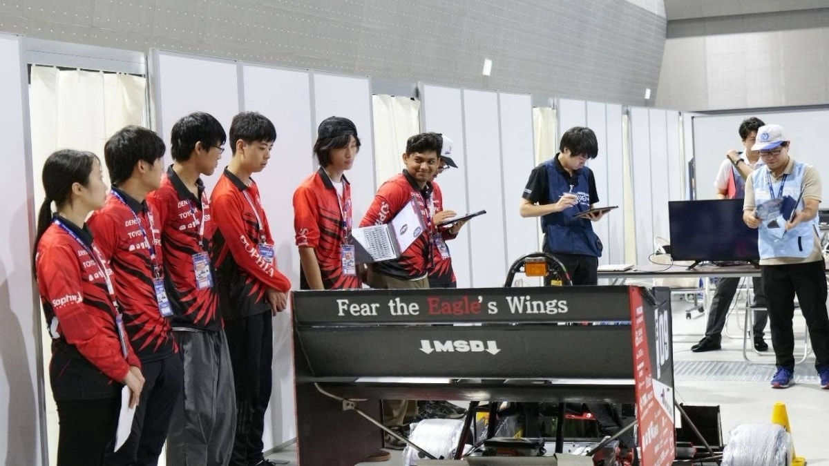 これは学生フォーミュラ2026年大会での上智大学チームの静的審査の写真です。