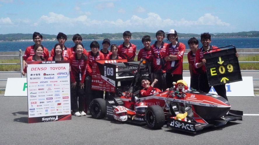 これは学生フォーミュラ2026年度大会の上智大学の集合写真です。