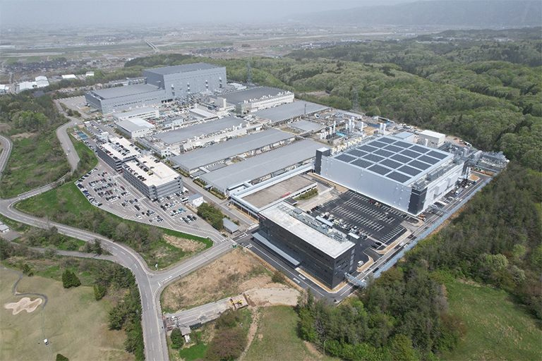 これは、加賀東芝新製造棟屋上の太陽光発電設備 （右下）の画像です。