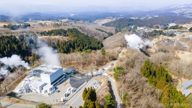 これは、わいた第2地熱発電所と小国町わいた地域 (ふるさと熱電株式会社提供) についての画像です。