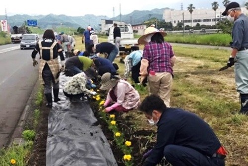 Participation in community-sponsored flower planting (external communication)