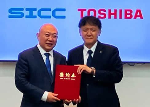 (Left) Zong Yanmin, Chairman of the Board, SICC Co., Ltd.; (right) Noriyasu Kurihara, Director,  Vice President of Semiconductor Division, Toshiba Electronic Devices & Storage Corporation