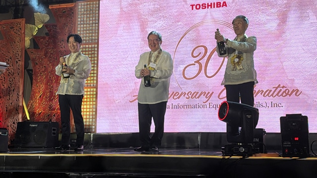 (左) ３０周年を祝う東芝グループ代表者の画像です。