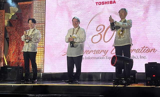 Toshiba Group representatives celebrate the 30th anniversary. (From left: Shin Kurosawa, Vice President, Storage Products Div. Toshiba Electronic Devices & Storage Corporation; Koji Ikeya, Corporate Officer and Corporate Senior Executive Vice President, Toshiba Corporation; Kenichi Myokan, President & Representative Director, TIP)